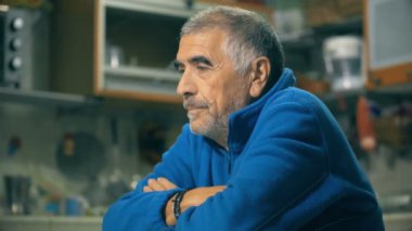 Olgun depresif düşünceli adam.