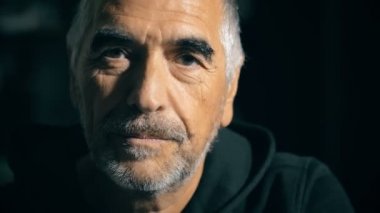 Olgun depresif düşünceli adam.