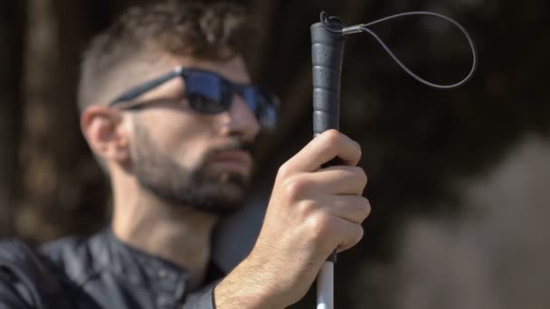 Fokusera Blind Man Promenader Med Käpp Oberoende Funktionshinder — Stockvideo