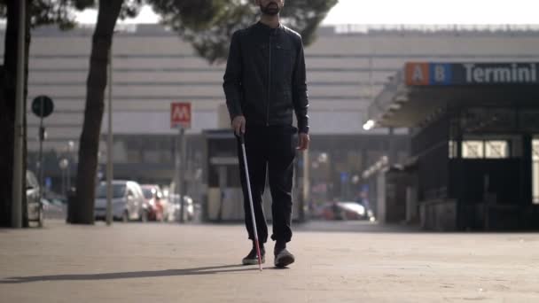 Richt Blinde Man Die Met Riet Loopt Onafhankelijkheid Handicap — Stockvideo