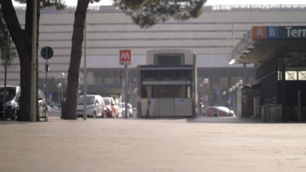 Fokusera Blind Man Promenader Med Käpp Oberoende Funktionshinder — Stockvideo