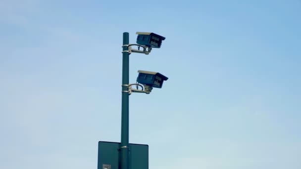 城市里的监视安全摄像头 — 图库视频影像