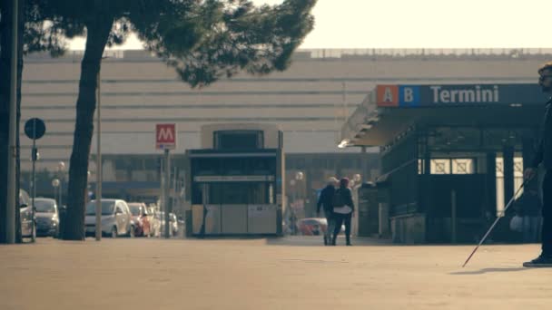 Fokusera Blind Man Promenader Med Käpp Oberoende Funktionshinder — Stockvideo