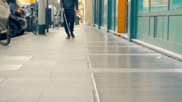 Fokusera Blind Man Promenader Med Käpp Oberoende Funktionshinder — Stockvideo