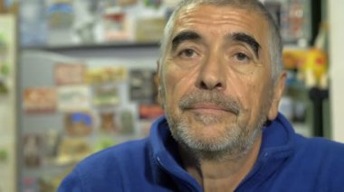 Olgun depresif düşünceli adam.