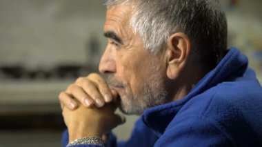 Olgun depresif düşünceli adam.