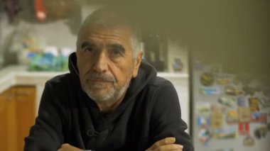 Olgun depresif düşünceli adam.