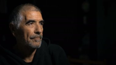 Olgun depresif düşünceli adam.