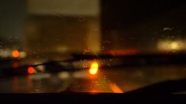 Yağmurlu bir gece, şehirler, trafik, dikkat. Şehirde yağmurlu bir gecede Araba Sürme