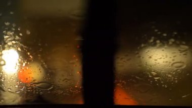 Yağmurlu bir gece, şehirler, trafik, dikkat. Şehirde yağmurlu bir gecede Araba Sürme