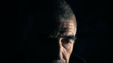 Olgun depresif düşünceli adam.