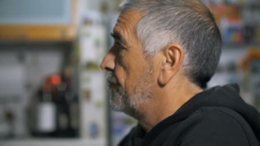 Olgun depresif düşünceli adam.