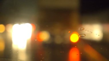 Yağmurlu bir gece, şehirler, trafik, dikkat. Şehirde yağmurlu bir gecede Araba Sürme
