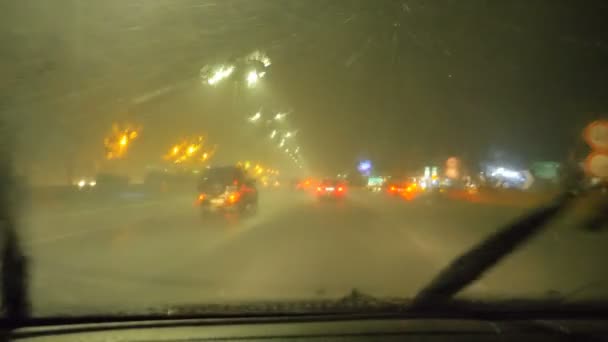 Regenachtige Nacht Steden Verkeer Voorzichtigheid Auto Rijden Bij Regenachtige Nacht — Stockvideo