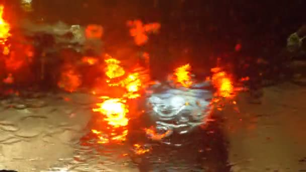 Regenachtige Nacht Steden Verkeer Voorzichtigheid Auto Rijden Bij Regenachtige Nacht — Stockvideo