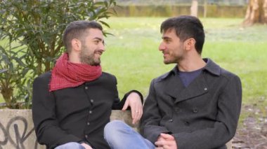 Genç eşcinsel çift randevuda.