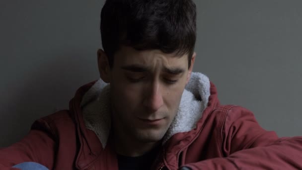 Trauriger Depressiver Junger Mann — Stockvideo