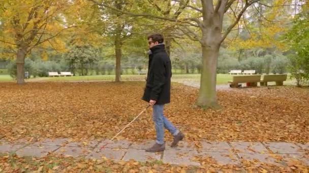 Skup Się Niewidomym Chodzącym Laską Niezależność Niepełnosprawność — Wideo stockowe