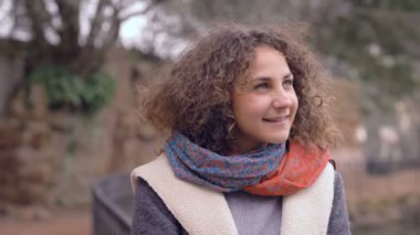 genç bir çift parkta portresi 