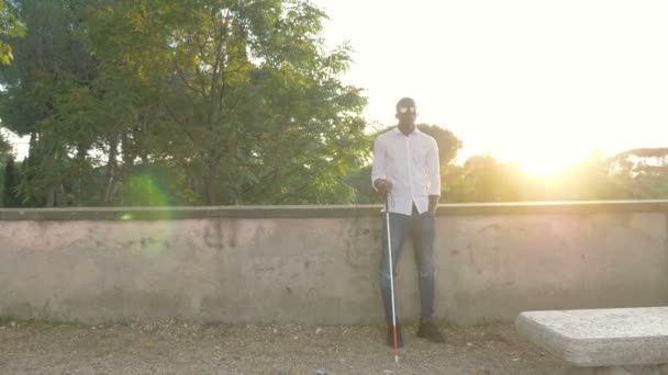 Cego Solitário Jovem Preto Cidade — Vídeo de Stock