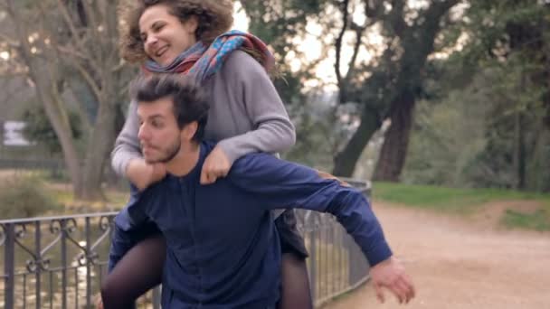 Portrait Jeune Couple Dans Parc — Video