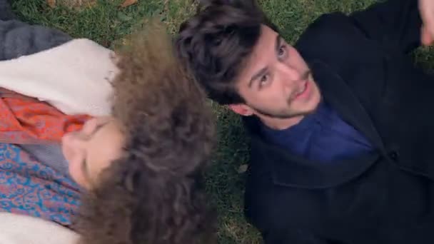 Portrait Jeune Couple Dans Parc — Video