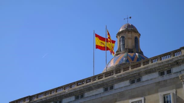 Flaggen Wehen Auf Dem Dach Eines Gebäudes Spanien — Stockvideo