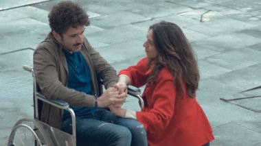 kız arkadaşıyla parkta yürüyüş wheelschair adam