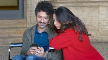 kız arkadaşıyla parkta yürüyüş wheelschair adam