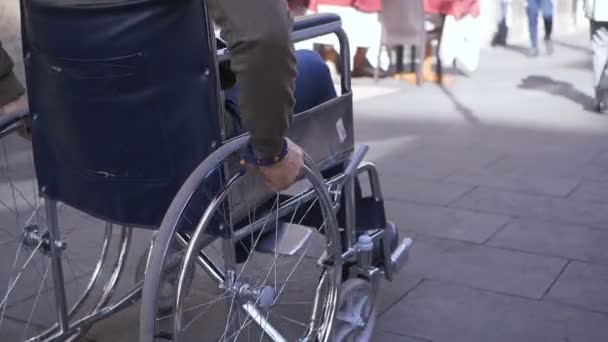 Mano Del Joven Discapacitado Empujando Silla Ruedas Acera — Vídeos de Stock