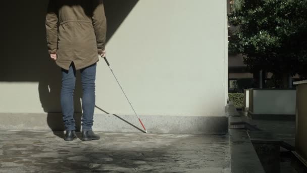 Céntrate Ciego Caminando Con Bastón Independencia Discapacidad — Vídeo de stock
