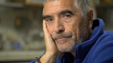 Olgun depresif düşünceli adam.