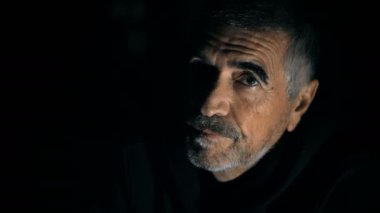 Olgun depresif düşünceli adam.