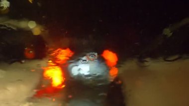 Yağmurlu bir gece, şehirler, trafik, dikkat. Şehirde yağmurlu bir gecede Araba Sürme