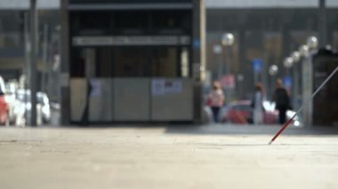 Bastonla yürüyen kör adama odaklan. Bağımsızlık, sakatlık