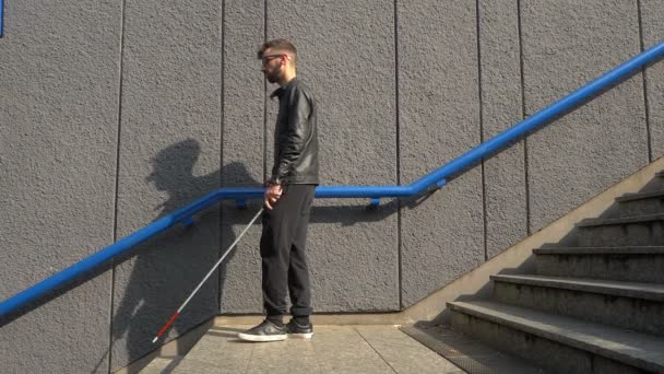 Fokusera Blind Man Promenader Med Käpp Oberoende Funktionshinder — Stockvideo