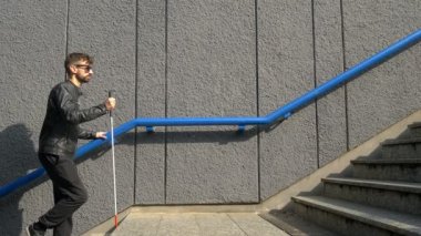 Bastonla yürüyen kör adama odaklan. Bağımsızlık, sakatlık