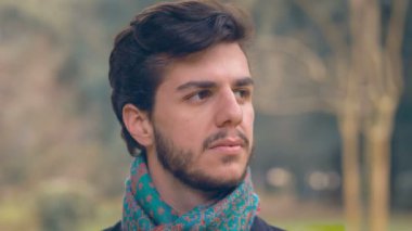 Parkta genç yakışıklı bir adam