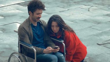 kız arkadaşıyla parkta yürüyüş wheelschair adam