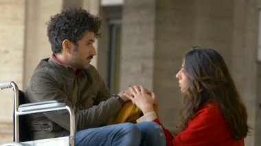 kız arkadaşıyla parkta yürüyüş wheelschair adam