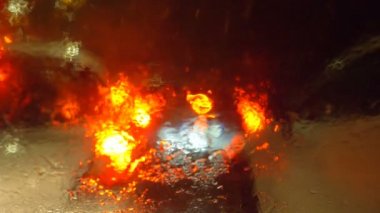 Yağmurlu bir gece, şehirler, trafik, dikkat. Şehirde yağmurlu bir gecede Araba Sürme