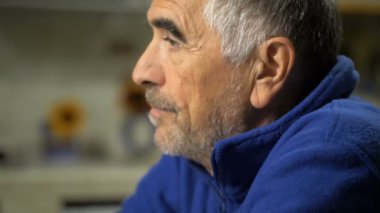 Olgun depresif düşünceli adam.