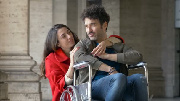 Empathische Frau Mit Ihrem Freund Rollstuhl — Stockvideo