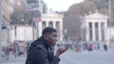 Afrikalı adam telefonda konuşuyor.