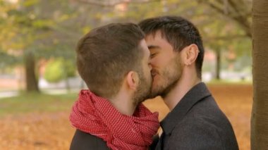 Parkta iki erkek aşık. Aşk, tutku, aşk