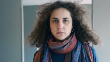 Genç Kadın Kameraya Bakıyor