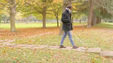 adam bir sonbahar Park