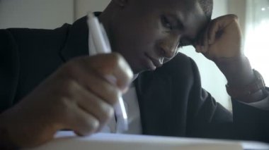 Üzgün, kendine güvenen, karanlıkta yalnız siyah adam, kameraya bakıyor.