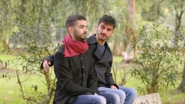 Genç eşcinsel çift randevuda.