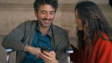 kız arkadaşıyla parkta yürüyüş wheelschair adam